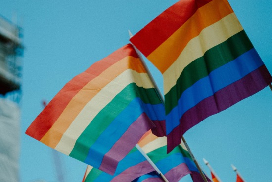 Die Regenbogenflagge der schwulen und queeren Community