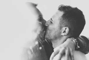 Gay Dating: zwei Männer küssen sich