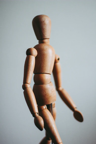 Miniatur des Menschen mit seinen Knochen