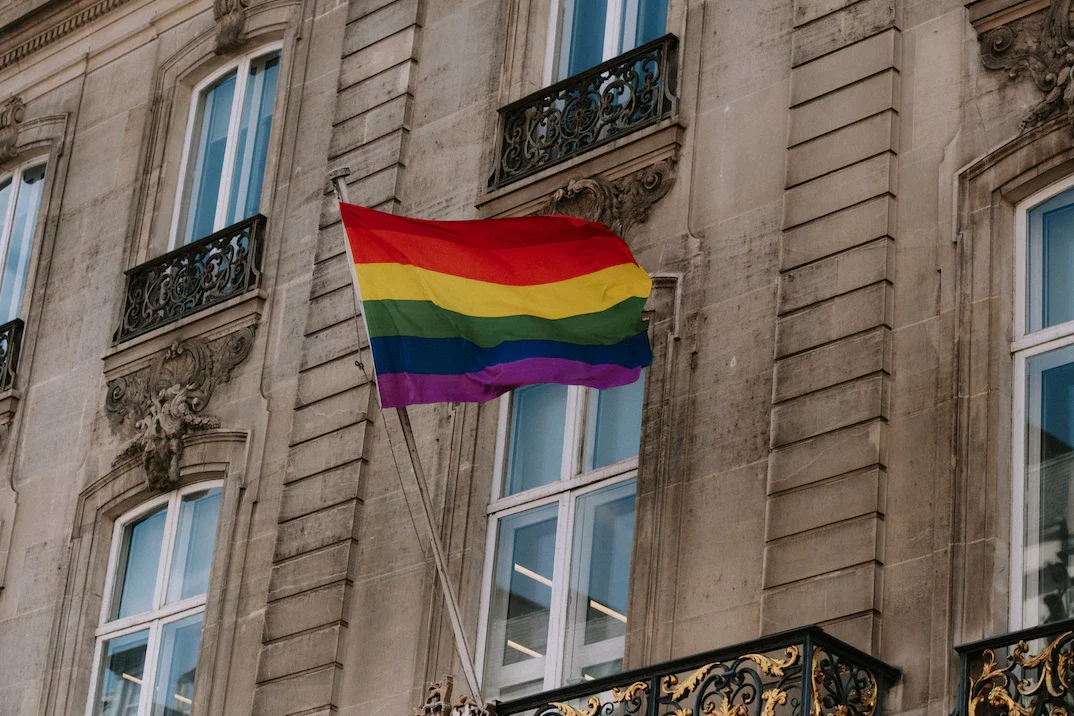 Pride Flagge an einem Haus befestigt